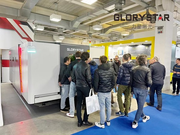 力星激光萬瓦級激光切割機亮相意大利工業展，引爆行業熱潮